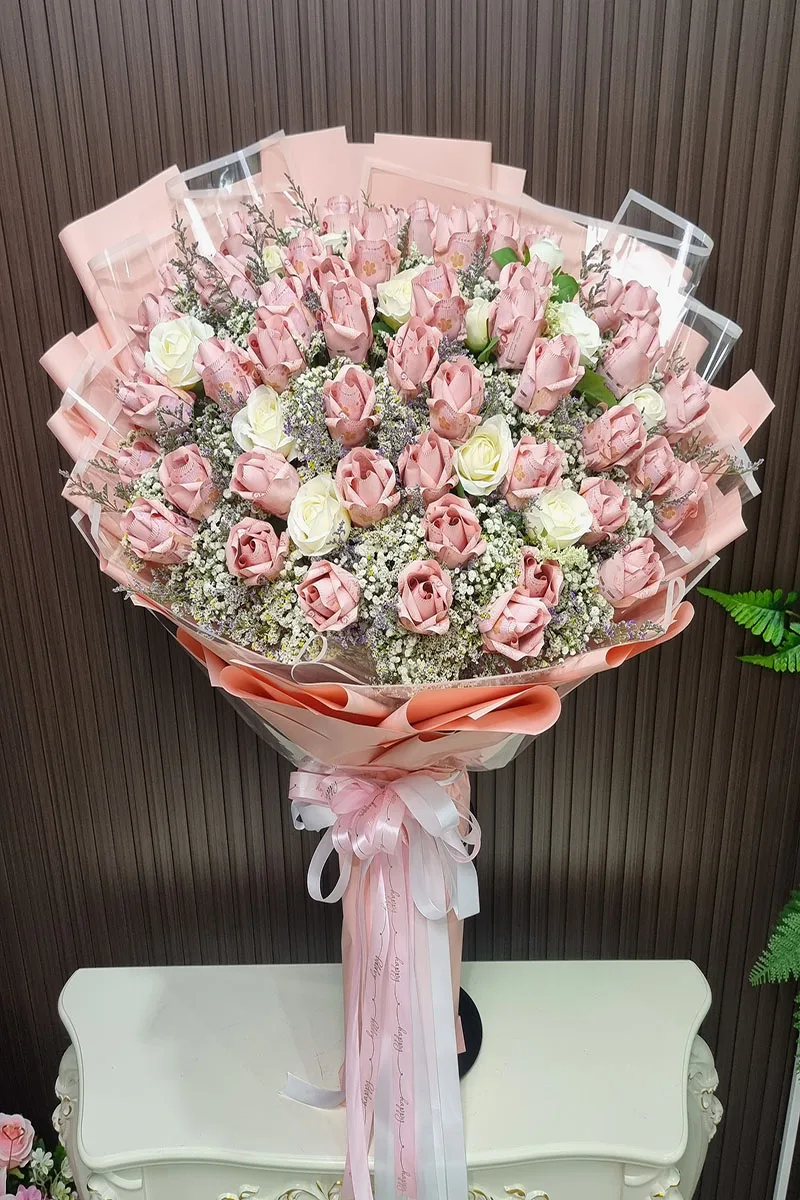 ช่อแบงค์พับดอกกุหลาบแซมดอกไม้สด ช่อแบงค์พับดอกกุหลาบ