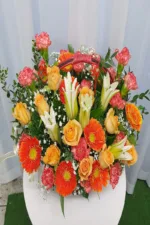 กระเช้าดอกไม้สดสีส้ม