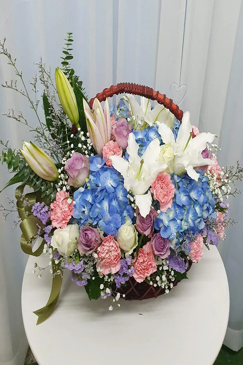 กระเช้าดอกไม้สีฟ้าชมพูโอรส