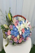 กระเช้าดอกไม้สีฟ้าม่วงชมพู