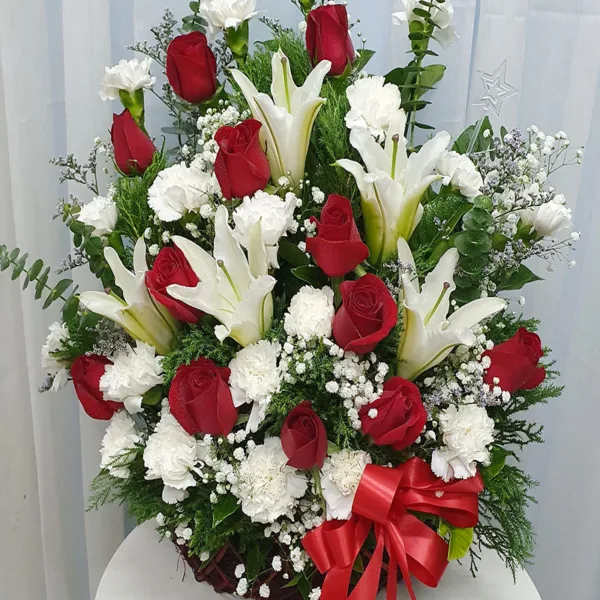 กระเช้าดอกไม้สีแดง ดอกกุหลาบ