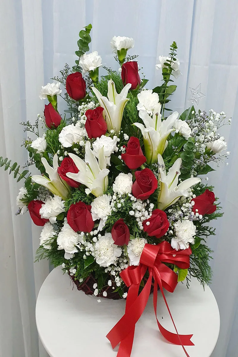 กระเช้าดอกไม้สดสีแดง กระเช้าดอกไม้สีแดง ดอกกุหลาบ