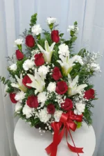 กระเช้าดอกไม้สีแดง ดอกกุหลาบ