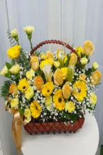 กระเช้าดอกไม้สีเหลือง