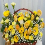 กระเช้าดอกไม้สีเหลืองสด