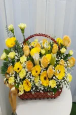 กระเช้าดอกไม้สีเหลืองสด