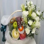 กระเช้าผลไม้สดดอกไม้สดสีขาว