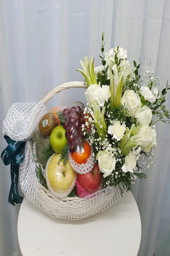 กระเช้าผลไม้สดดอกไม้สดสีขาว