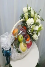 กระเช้าผลไม้ดอกไม้สดสีขาว