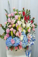 กระเช้าดอกไม้สดสีฟ้าชมพู