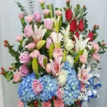 กระเช้าดอกไม้สดสีฟ้าชมพู