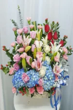 กระเช้าดอกไม้สดสีฟ้าชมพู