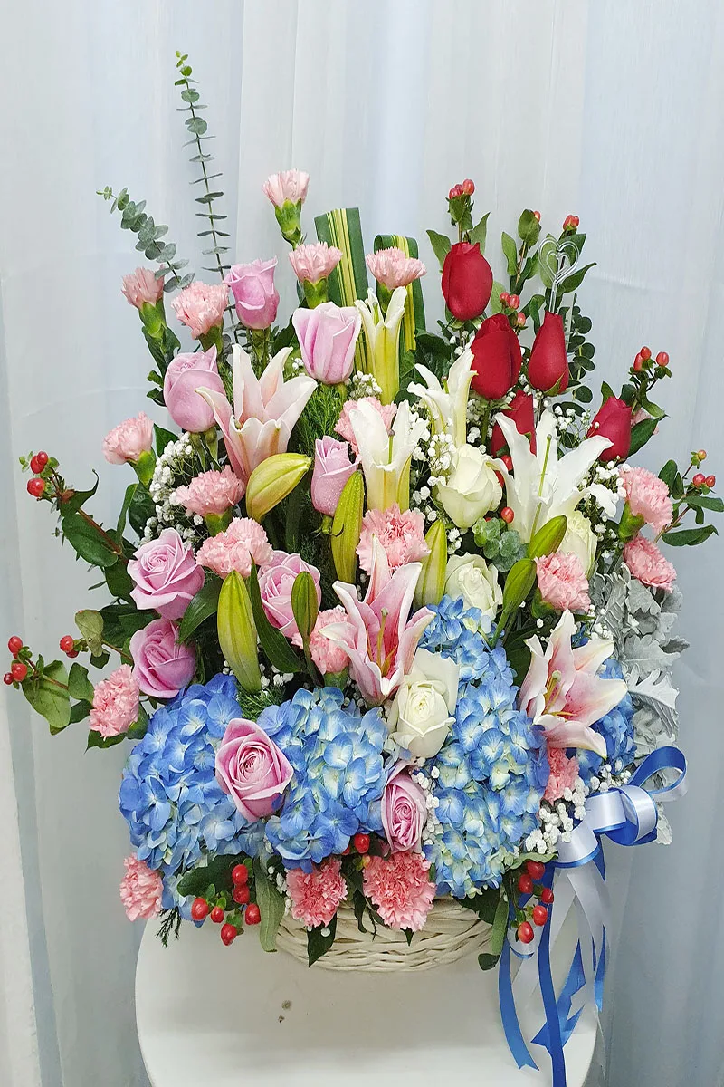 กระเช้าดอกไม้สดสีฟ้าชมพู