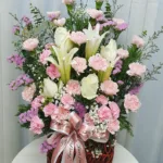 กระเช้าดอกไม้สดสีชมพูอ่อน