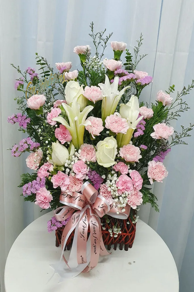 กระเช้าดอกไม้สดสีชมพูอ่อน