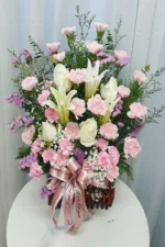 กระเช้าดอกไม้สดสีชมพูอ่อน