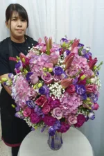 แจกันดอกไม้สดสีม่วงใบใหญ่