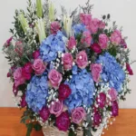 กระเช้าดอกไม้สดสีม่วงฟ้า