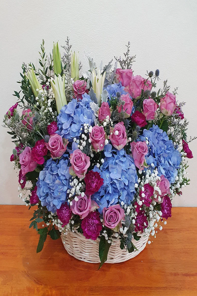 กระเช้าดอกไม้สดสีม่วงฟ้า