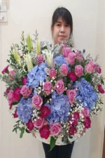 กระเช้าดอกไม้สดสีม่วง