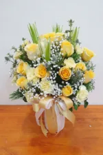 แจกันดอกไม้สีเหลืองสด