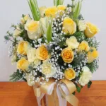 แจกันดอกไม้สดเหลืองสด