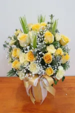 แจกันดอกไม้สดเหลืองสด