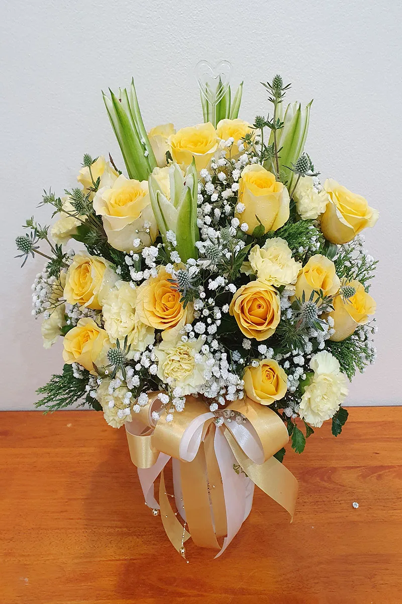 แจกันดอกไม้สดเหลืองสด