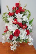 แจกันดอกไม้ประดิษฐ์สีแดง