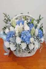 กระเช้าดอกไม้สีฟ้าดอกไฮเดรนเยียฟ้า