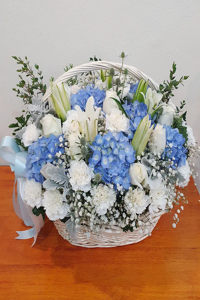 กระเช้าดอกไม้สีฟ้าดอกไฮเดรนเยียฟ้า