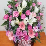 กระเช้าดอกไม้สีชมพูสดใส