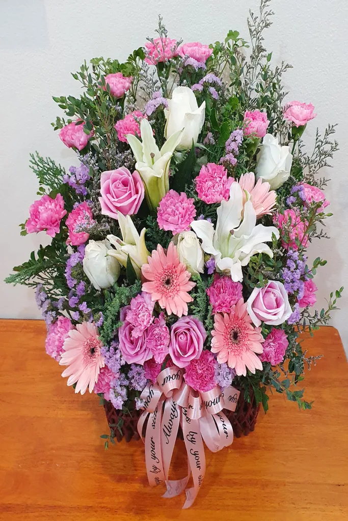 กระเช้าดอกไม้สีชมพูสดใส