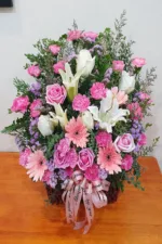 กระเช้าดอกไม้สีชมพูสดใส