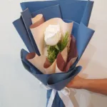 ช่อดอกกุหลาบขาวดอกเดียว