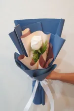 ช่อดอกกุหลาบขาวดอกเดียว