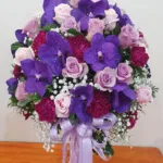 แจกันดอกไม้สดสีม่วง