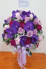 แจกันดอกไม้สดสีม่วง