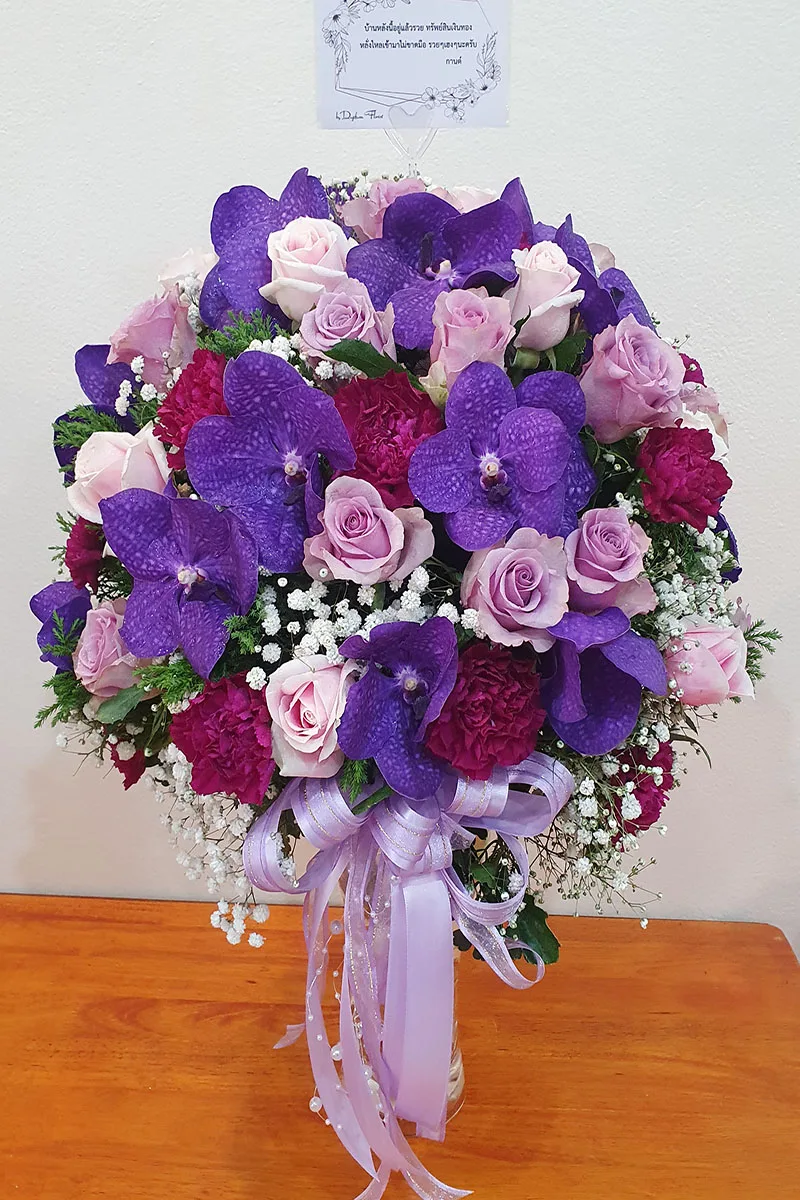 แจกันดอกไม้สดสีม่วง