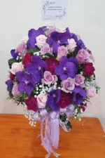 แจกันดอกไม้สีม่วง