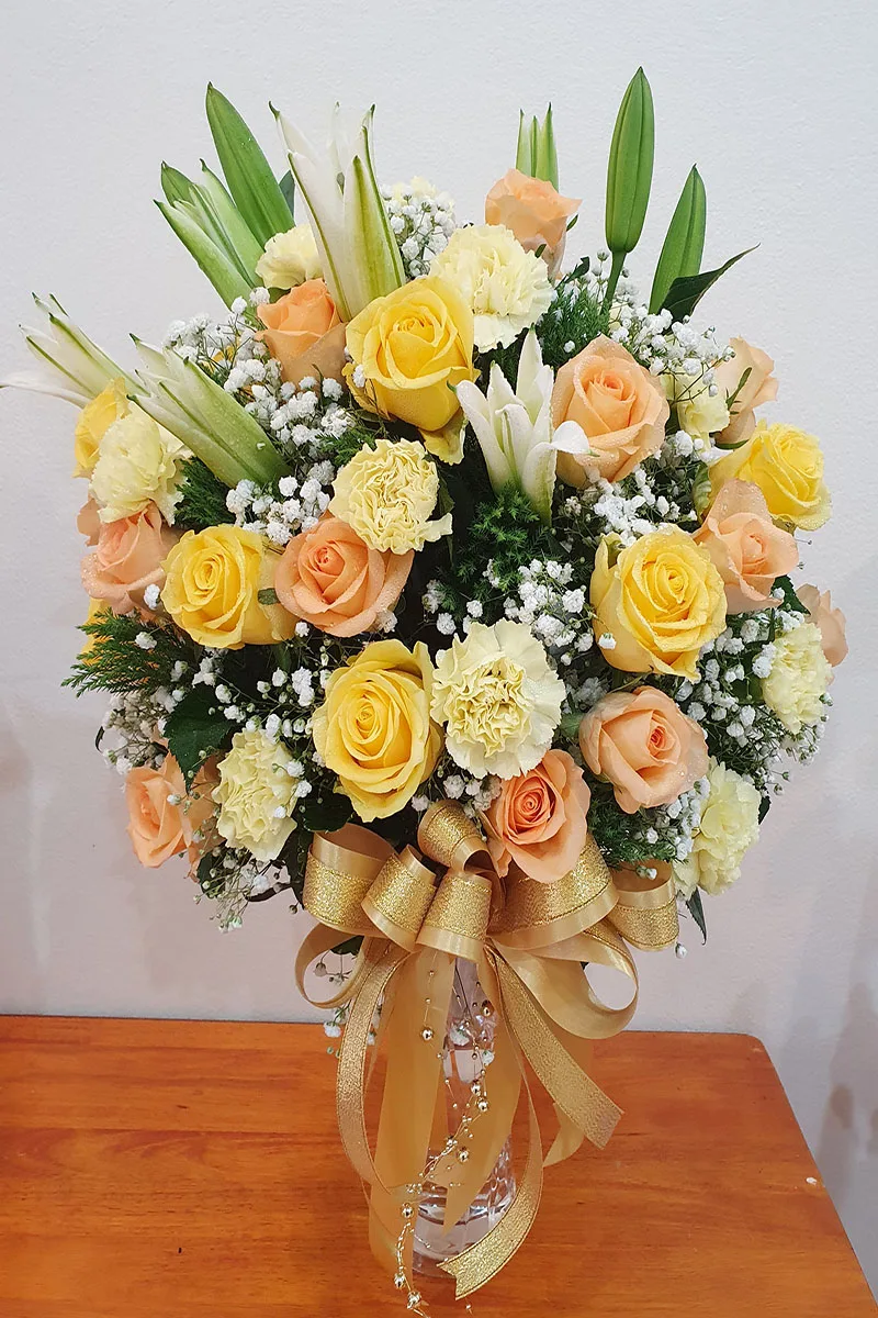 แจกันดอกไม้สดสีเหลือง