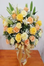 แจกันดอกไม้สดสีเหลือง