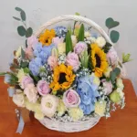 กระเช้าดอกไม้สีสดใส