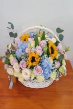 กระเช้าดอกไม้สีสดใส