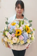 กระเช้าดอกไม้สีสดใสสีเหลือง