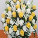 กระเช้าดอกไม้สดสีเหลือง