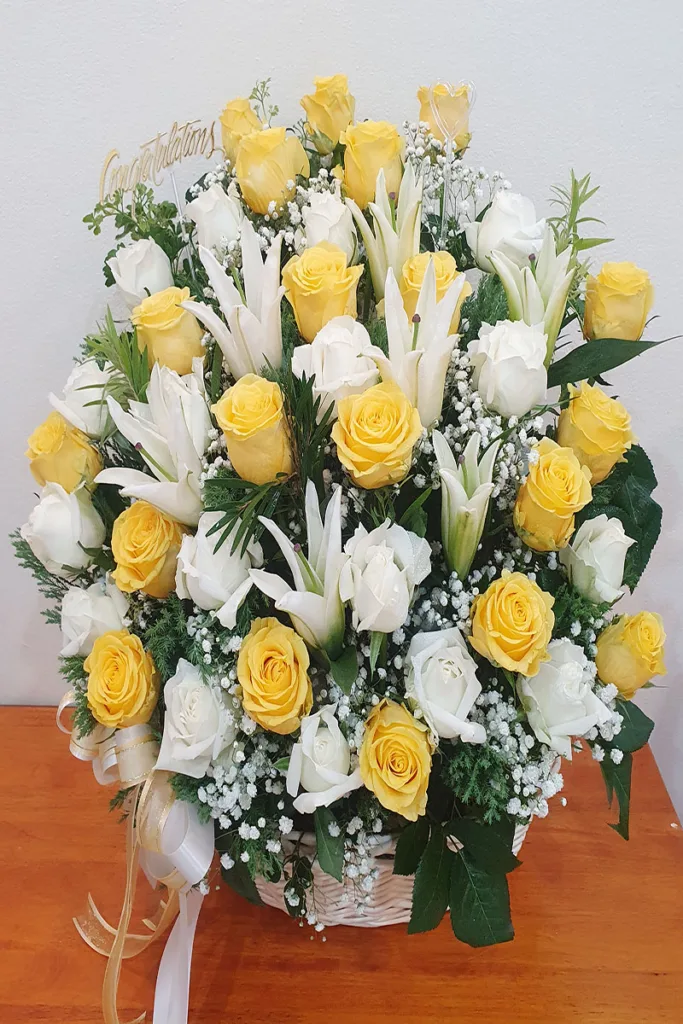 กระเช้าดอกไม้สดสีเหลือง