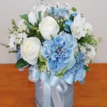 แจกันดอกไม้ประดิษฐ์สีฟ้าขาว