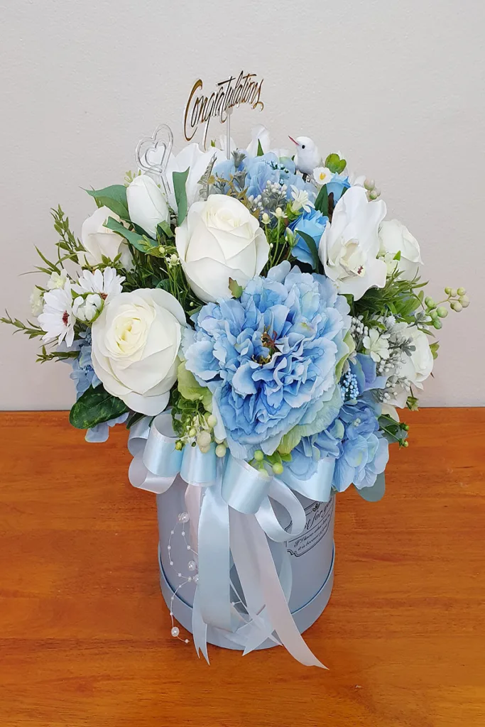 แจกันดอกไม้ประดิษฐ์สีฟ้าขาว