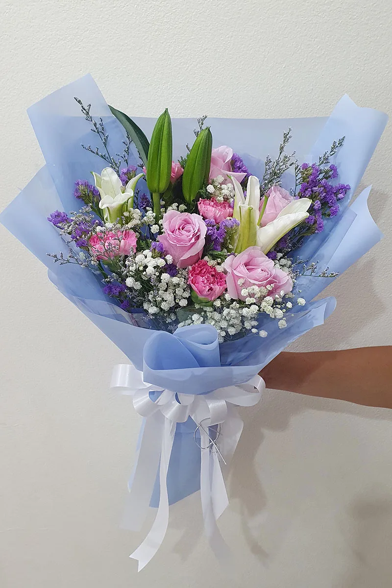 ช่อรวมดอกลิลลี่ห่อสีฟ้า ช่อรวมดอกลิลลี่กุหลาบ